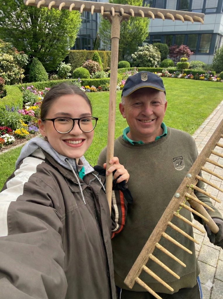 Zoran und Team bei der Gartenarbeit